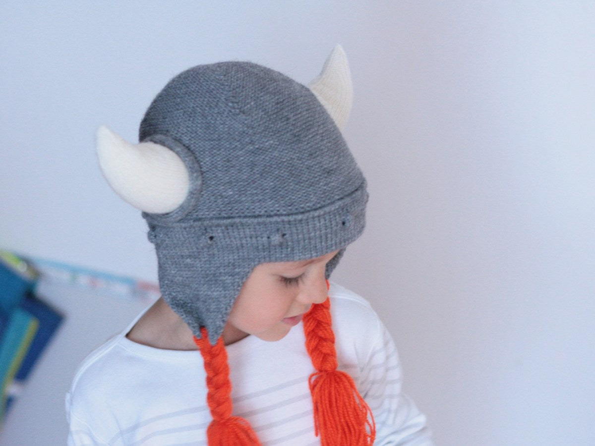 bambino indossa il berretto in maglieria da vikingo