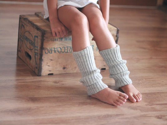 bambina indossa i scaldamuscoli grigi